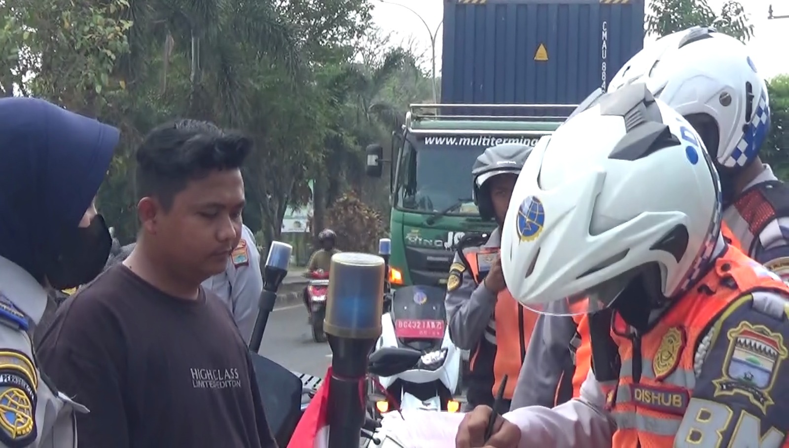 Langgar Jam Operasional, Puluhan Truk di Palembang Ditertibkan 