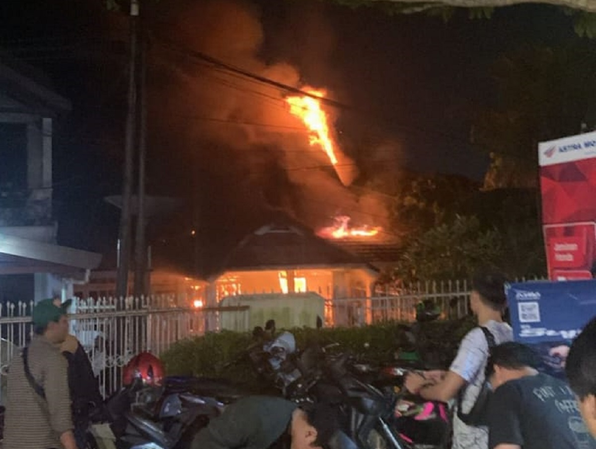  Diduga Korsleting Listrik, 1 Unit Rumah di Bukit Kecil  Hangus Dilahap Si Jago Merah