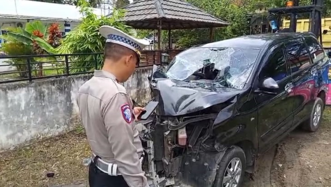 Diduga Mengantuk, Dua Minibus Tabrakan di Jalinteng Indralaya