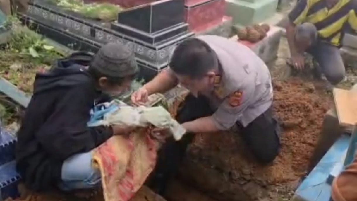 Kisah Haru di Palembang, Polisi Bantu Pasutri Tunawisma Makamkan Bayi Mereka