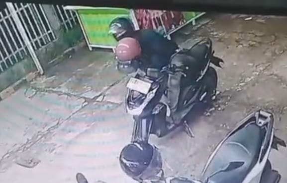 Belanja Sebentar, Motor Raib! Aksi Pencurian di Parkiran Minimarket IT III Terekam CCTV