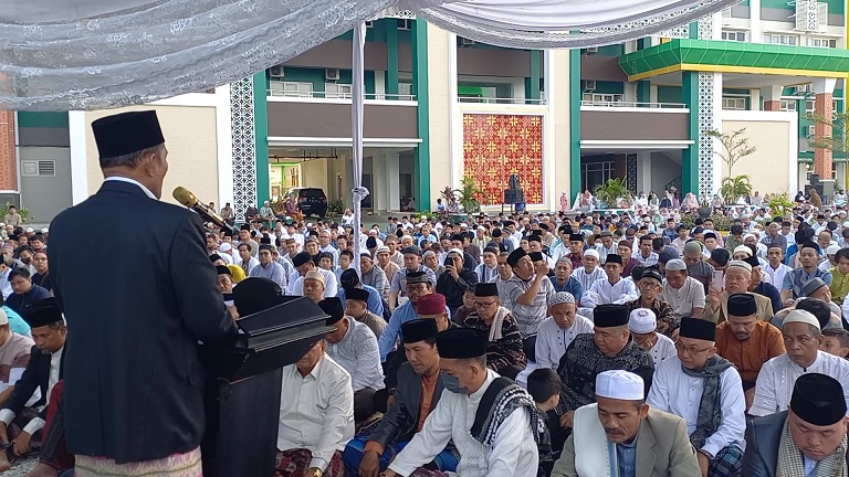 Ribuan Warga Muhammadiyah Salat Idul Fitri di Lapangan UMP