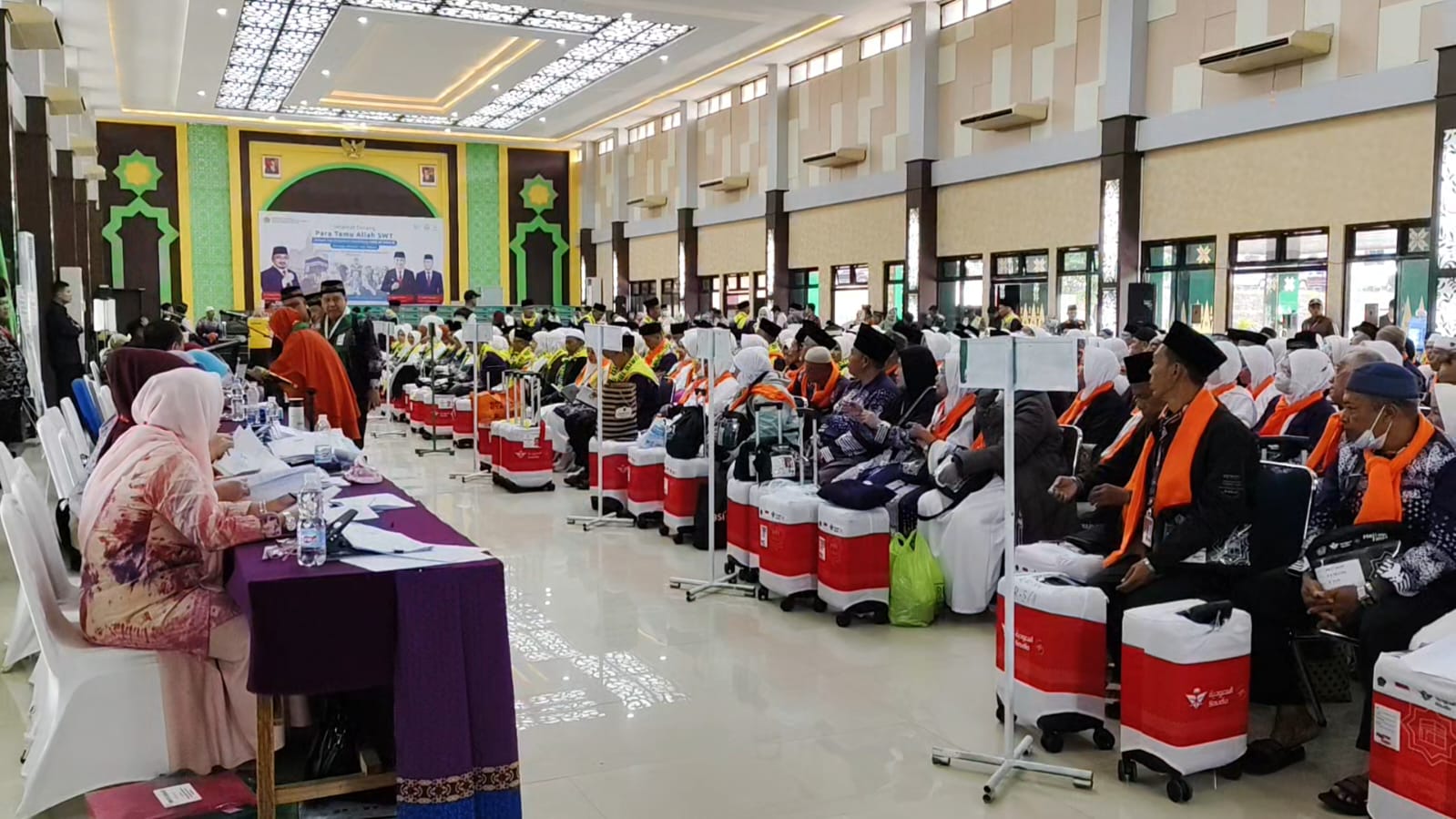 445 Jemaah Calon Haji Tiba di Asrama Haji Palembang 