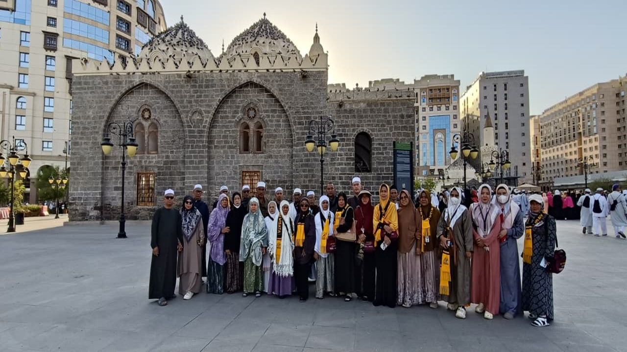 Khusyuk! Jemaah Holiday Angkasa Wisata Nikmati Momen Ziarah Dalam di Sekitar Masjid Nabawi