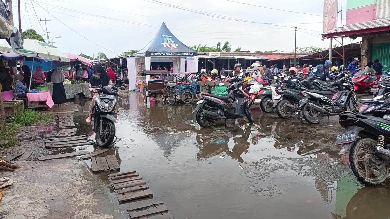Pedagang Pasar Plaju Keluhkan Jalan Tergenang Akibat Saluran Tersumbat