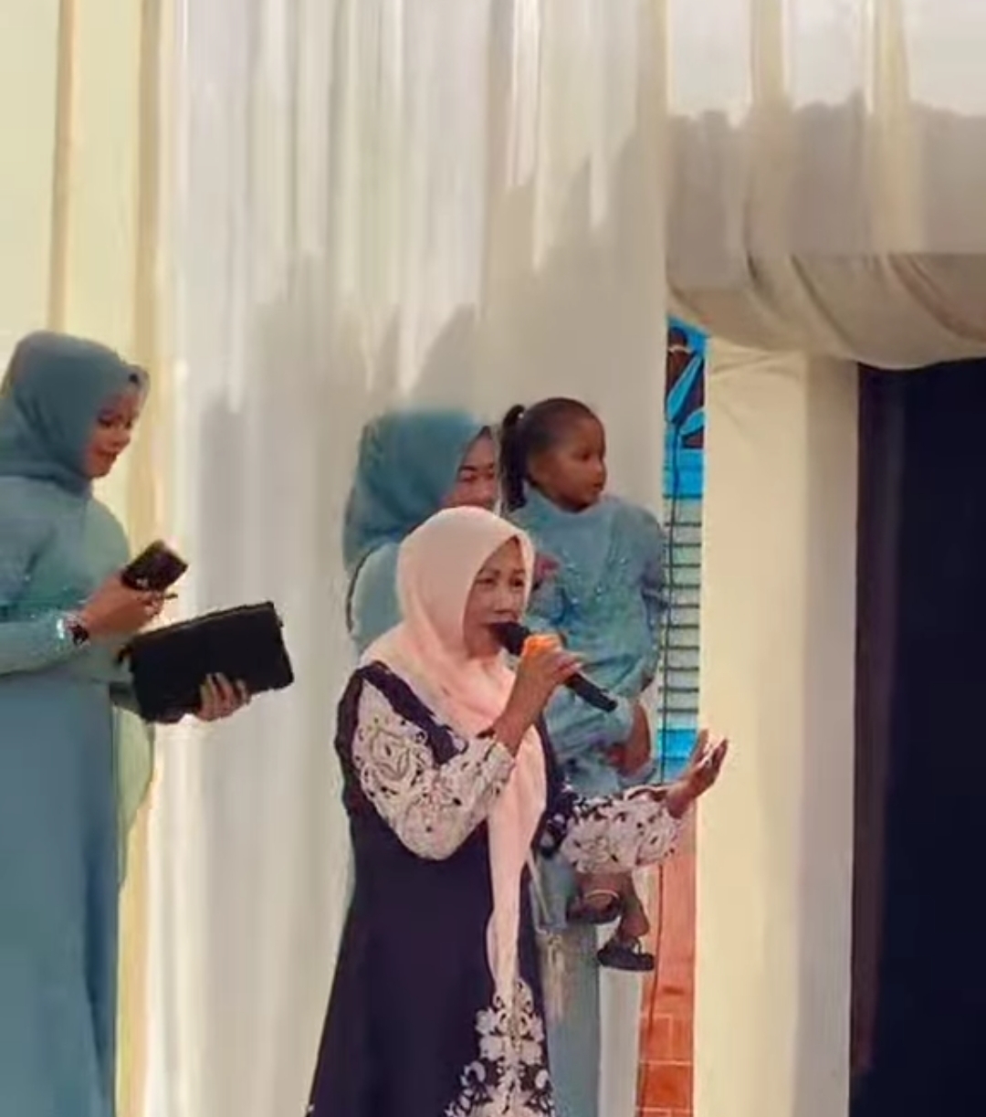 Viral!! Seorang Nenek di Aceh Tamiang, Nyanyi Lagu India di Acara Pernikahan Tetangga Suaranya Merdu Sekali