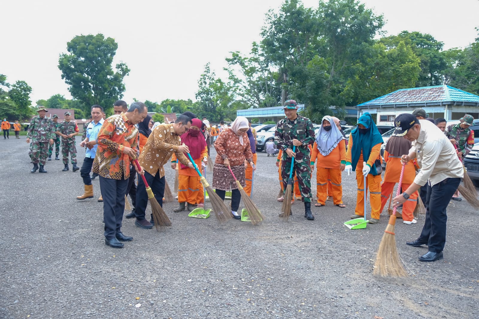 Antisipasi Banjir: Pemkab Muba dan Kodim 0401 Gelar Karya Bakti Bersih-Bersih Pasar Randik