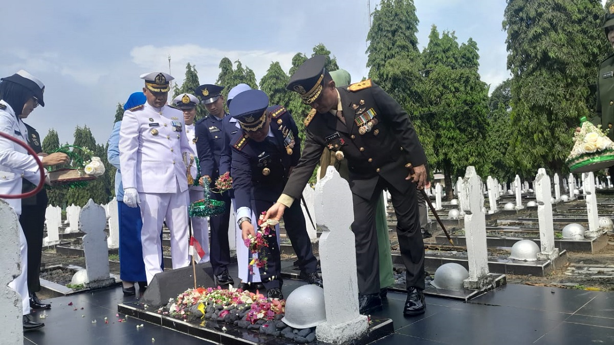  Jelang Hut TNI ke-79, Pangdam II Sriwijaya Ziarah ke Taman Makam Pahlawan