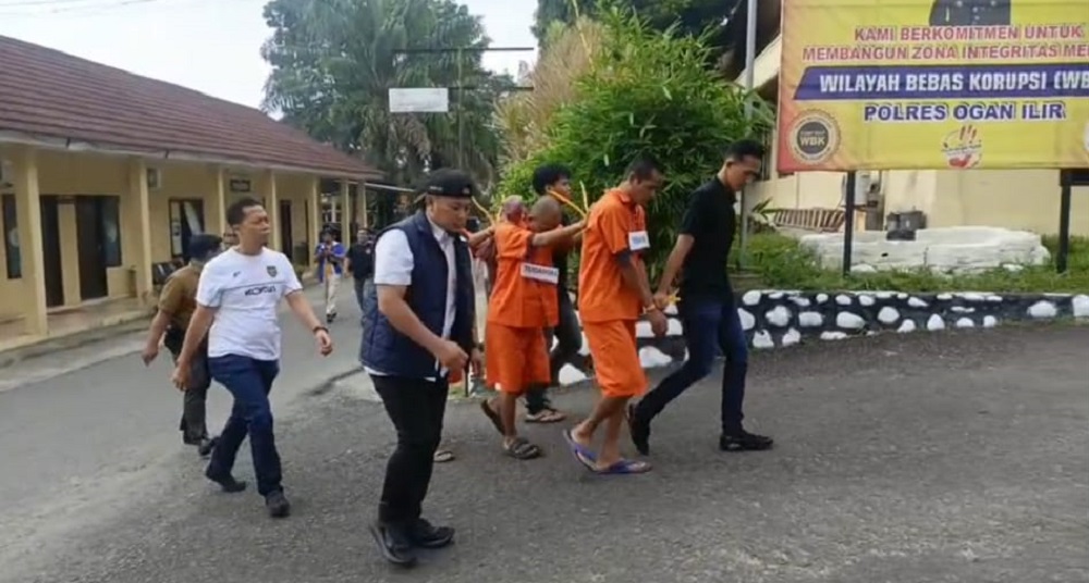 Tiga Pelaku Pembunuhan dan Pembakaran Sopir Tronton Jalani Rekonstruksi di Polres Ogan Ilir