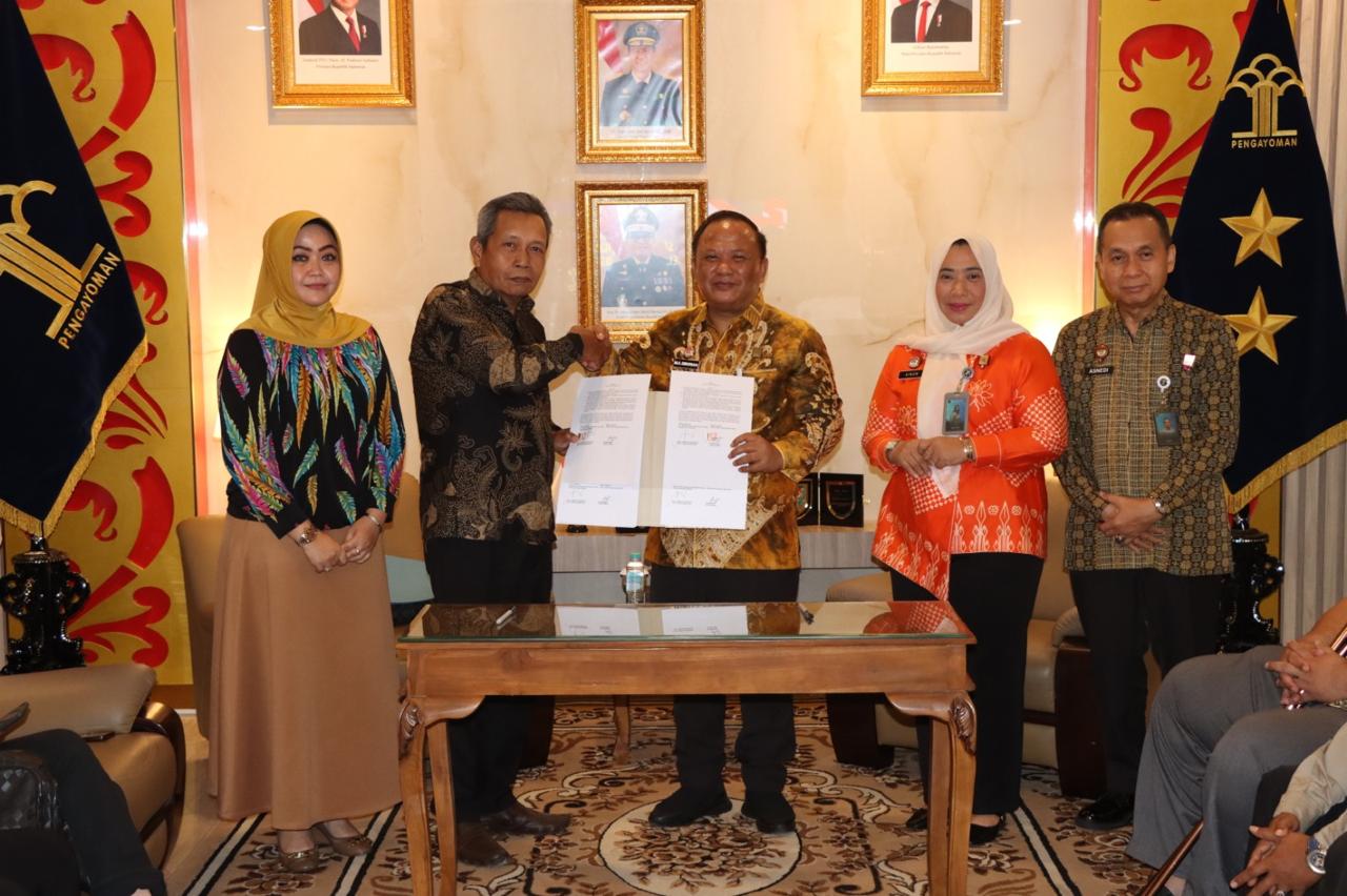 Kemenkum Sumsel Teken Kontrak Bantuan Hukum Bersama 14 OBH Terakreditasi