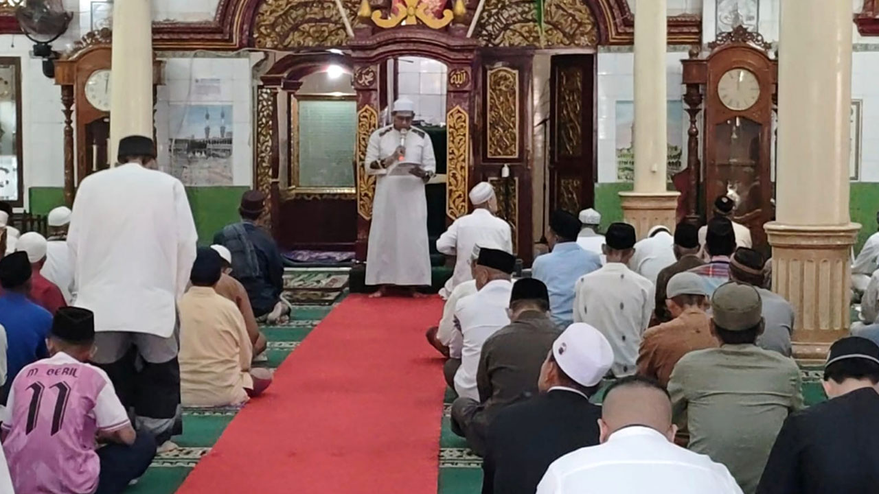 Jumat Perdana Ramadan, Jemaah Padati Masjid Al Mahmudiyah Suro Palembang