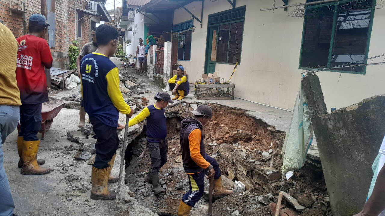 Drainase Jebol Akibat Tersumbat Tatkala Hujan Deras Mengguyur Kota Palembang