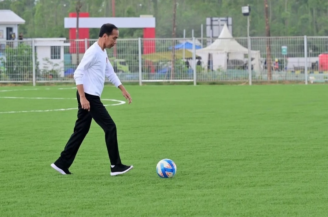 Presiden Jokowi Widodo Tinjau Sekaligus Bermain Bola di Lapangan Latihan Sepak Bola Timnas Indonesia di IKN