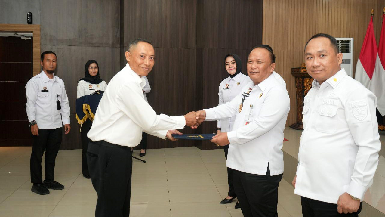 6 Orang PPPK Paruh Waktu Terima SK dari Kakanwil Kemenkum Sumsel