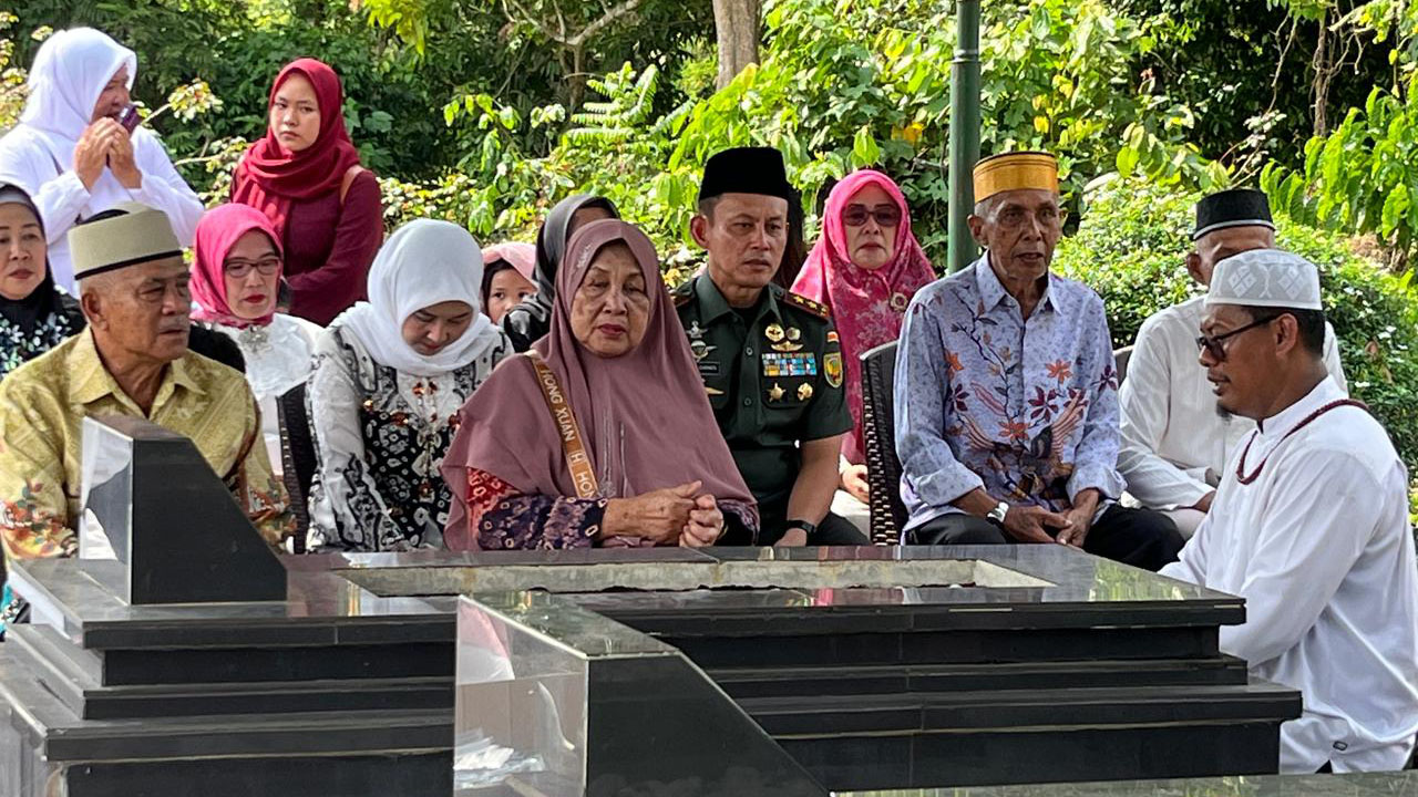 Ini yang Disampaikan Pangdam II/Sriwijaya Mayjen TNI Ujang Darwis Usai Ziarah ke Makam Leluhur di Semidang Aji
