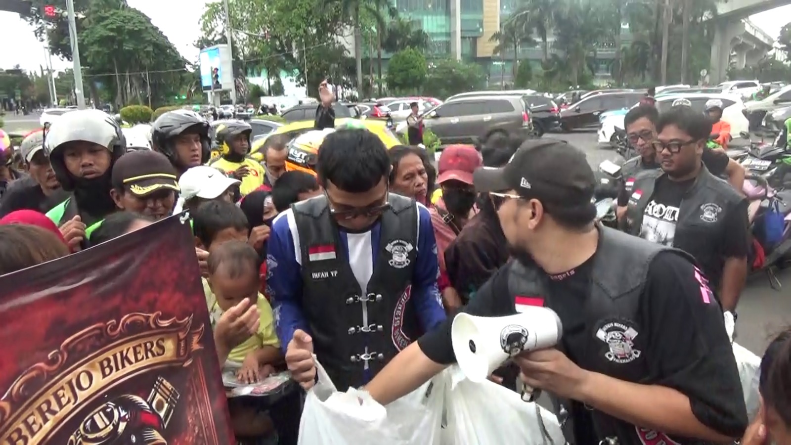 Berejo Bikers Palembang Bagikan 400 Takjil di Simpang DPRD Sumsel