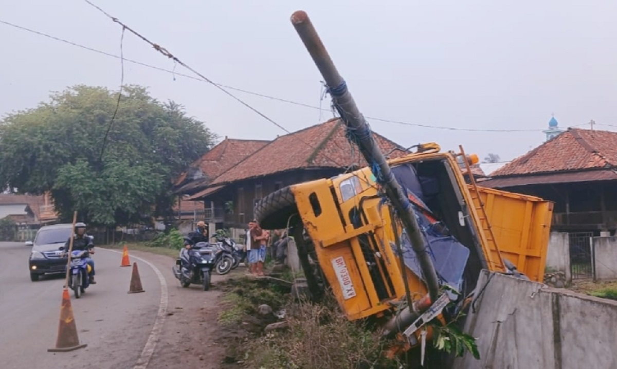 Diduga Ngantuk, Truk Batu Bara Kembali Seruduk Pagar Rumah