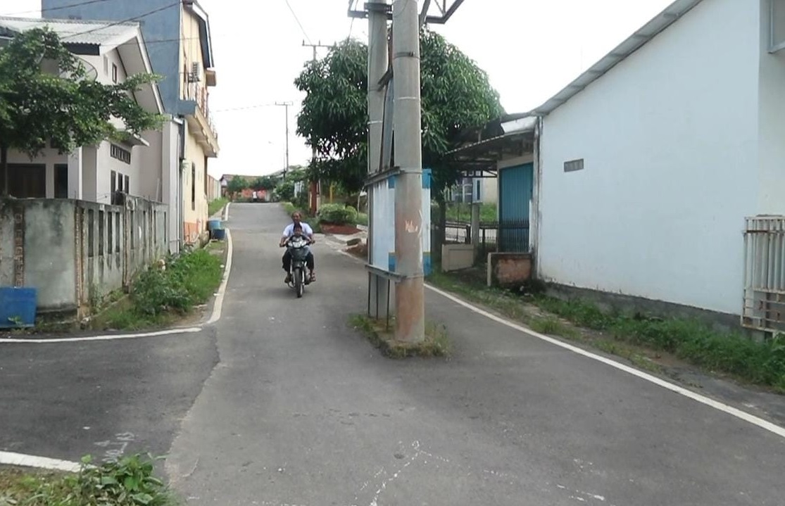 Sungguh Tak Wajar, Tiang Listrik di Tengah Jalan Ganggu Pengendara Kota Prabumulih