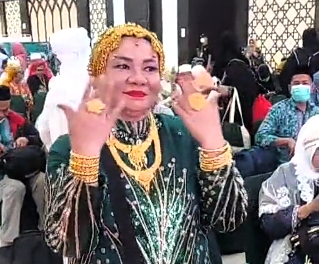 Emak-Emak Glamor dari Makassar Jadi Viral Setelah Pulang Haji dengan Pamer Perhiasan Emas Seberat 180 Gram