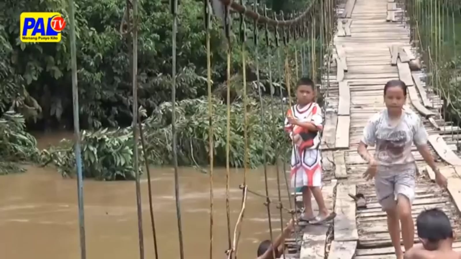 Video: Jembatan Gantung Desa Rantau Kumpai Diterjang Banjir Perlu Segera Perbaikan