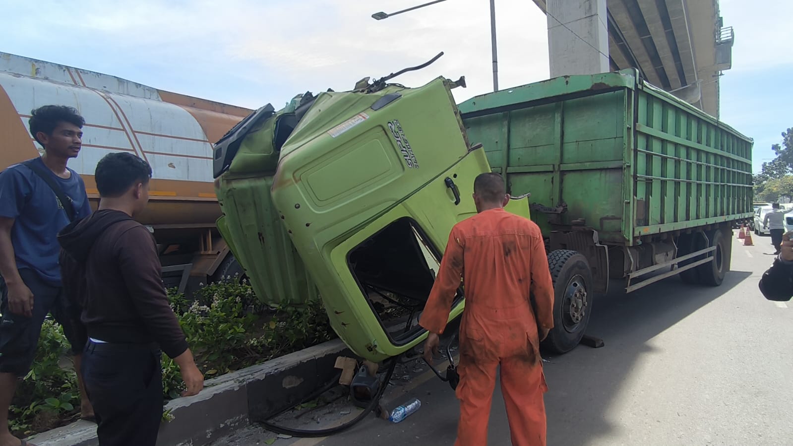 Truk Fuso Ringsek Usai Hantam Tiang Lampu Jalan di Palembang