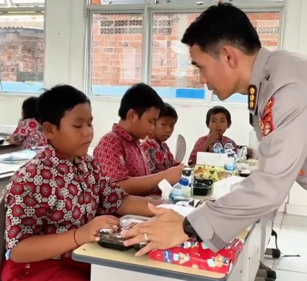 Haru, Perwira Polda Sumsel Memberikan Uang Kepada Pelajar SD Karena Tidak Ada Uang Membeli Makanan