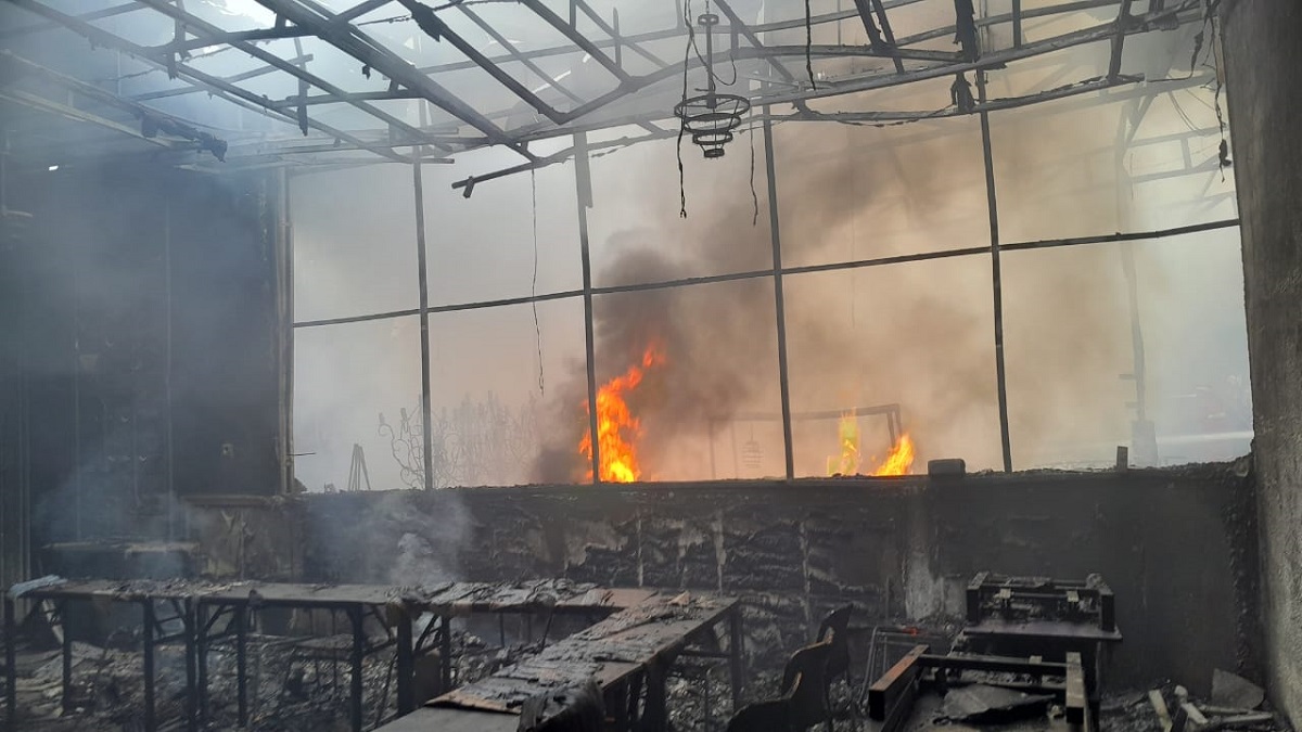 Kebakaran Menghanguskan Gudang Properti Pelaminan di Palembang