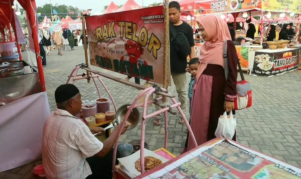 Cerita Pak Hartono Keliling Sumatera Kenalkan Kuliner Kerak Telor Khas Betawi, Wuih Keren!