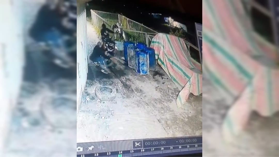 Pelaku Pencurian Sepeda Motor Penjual Ikan Hias Terekam CCTV
