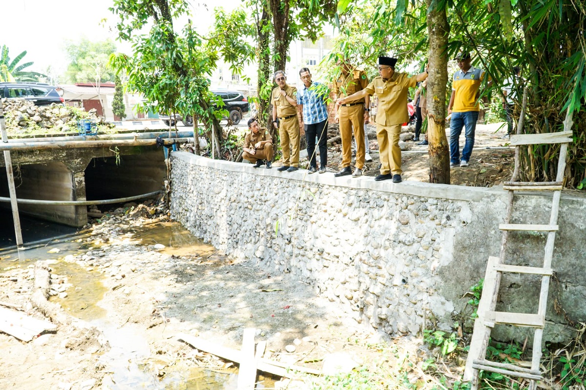 Cegah Banjir di Musim Hujan, Pj Bupati Muba Apriyadi Luncurkan Proyek Tembok Penahan Sungai Tusan Tuan