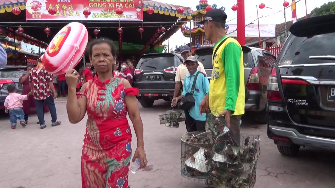 Video: Buang Sial dengan Melepas Burung Pipit, Tradisi Imlek Warga Tionghoa