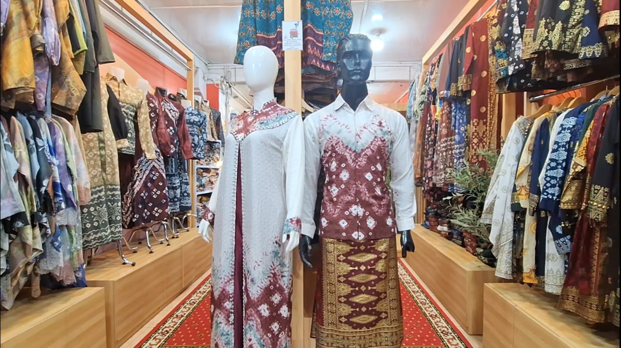 Jumputan Motif Songket Tetap Eksis di Hari Raya, Warga Mulai Berburu di Pasar 16 Ilir