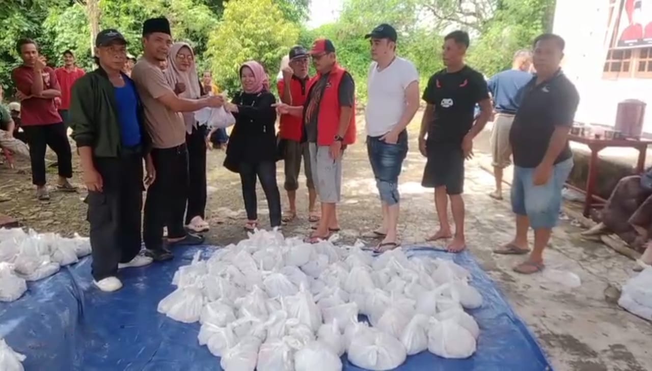 PDIP Muara Enim Salurkan 328 Paket Daging Kurban