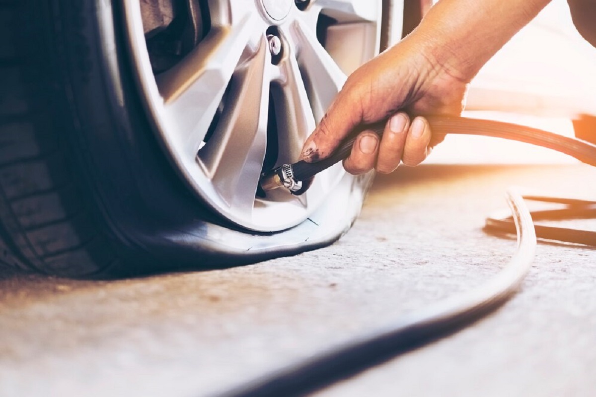 Amankah Ban Mobil Sobek Kecil? Simak Penjelasan dan Waktu yang Tepat untuk Mengganti