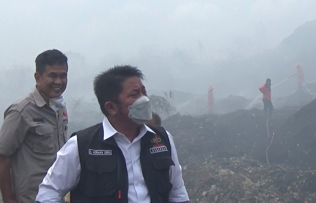 Gubernur Herman Deru Instruksikan Walikota Bagikan Masker untuk Warga Terdampak Asap Kebakaran TPA Sukawinatan
