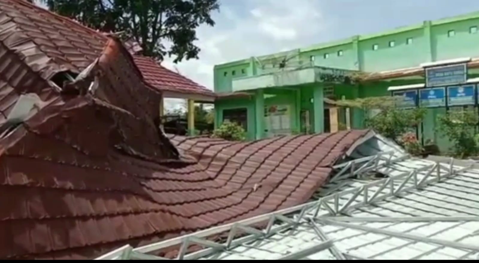 Hujan dan ‘Angin Puyuh’ Menerbangkan Atap Kantor Desa Batu Surau