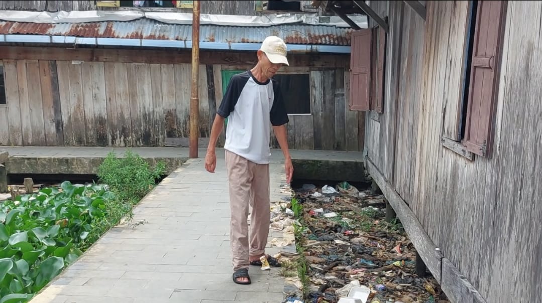 Air Surut Tinggalkan Sampah, Warga Bantaran Sungai Musi Resah