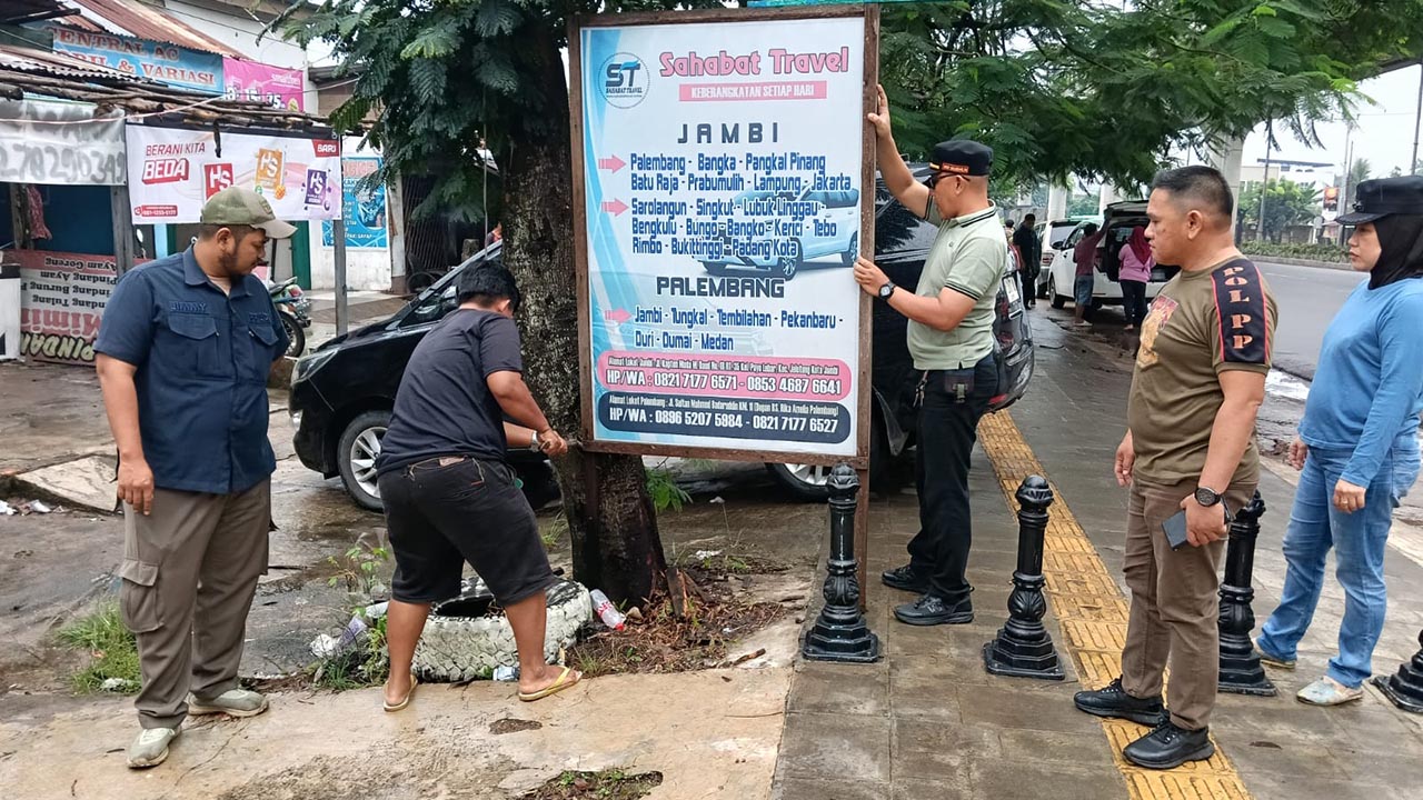 Satpol PP Palembang Tertibkan Reklame Liar di Jalan Protokol