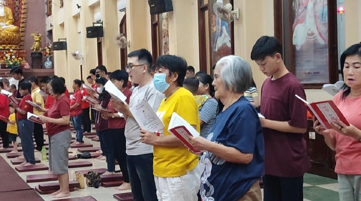 Perayaan Imlek, Umat Buddha Gelar Ritual Penyalaan Pelita di Vihara Dharmakirti Palembang