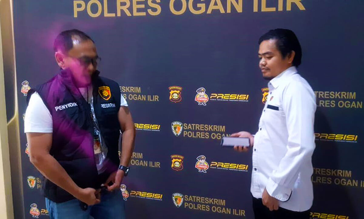 Kades Purnajaya Serahkan Senpira dan Amunisi Milik Warga ke Sat Reskrim Polres Ogan Ilir