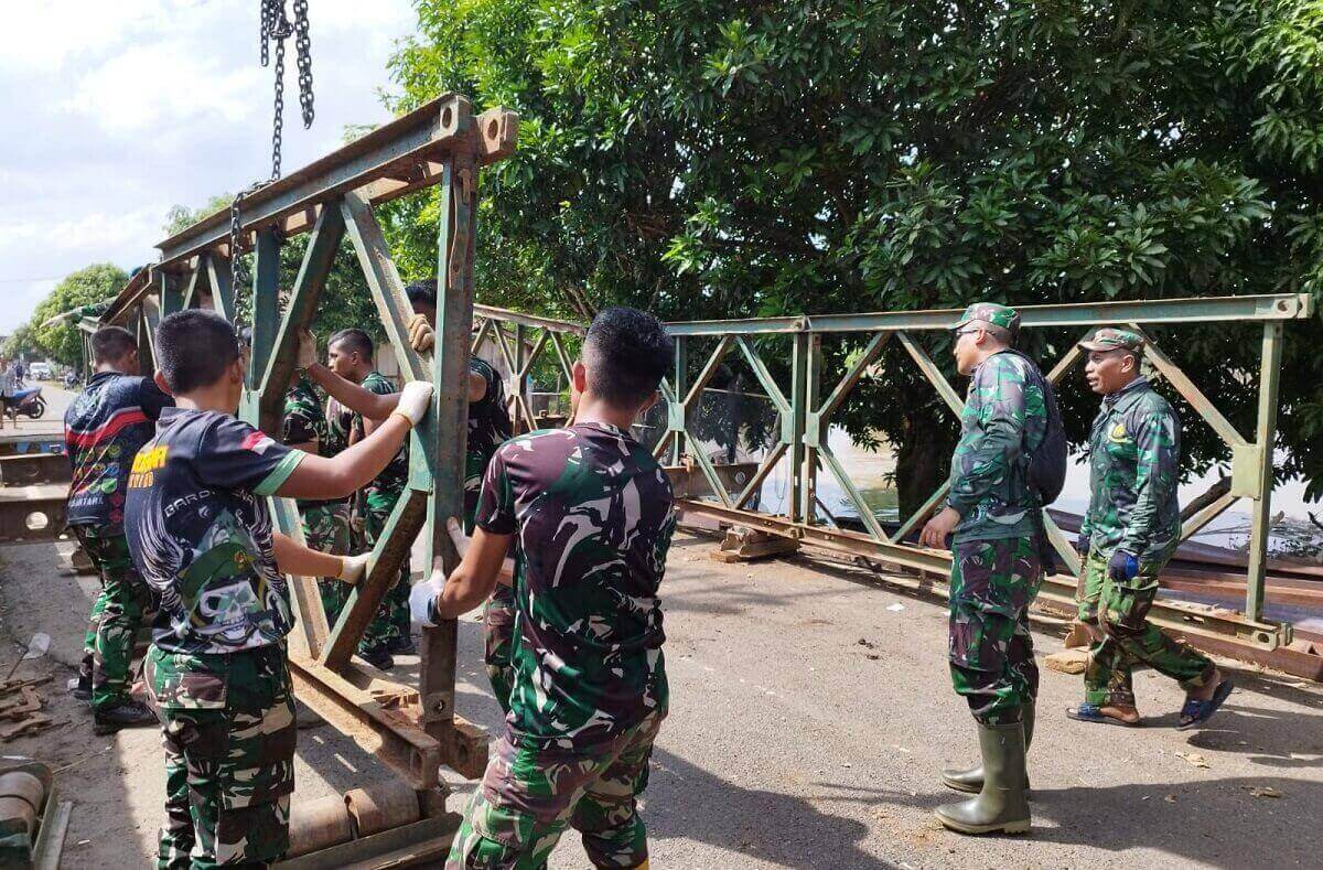 Prajurit Kodam II Sriwijaya Bangun Jembatan Bailey di Payuputat, Bantu Akses Warga Terisolir Akibat Banjir