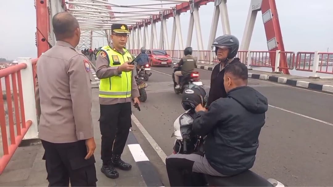 Pelaku Pencurian Kabel Lampu Jalan Diamankan Polisi di Bawah Jembatan Musi VI