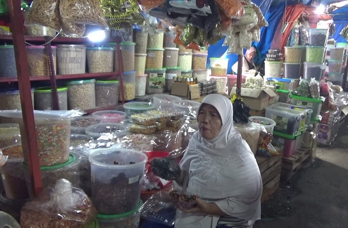Jelang Idulfitri, Pedagang Kue Kering Mulai Padati Pasar Beduk Lemabang