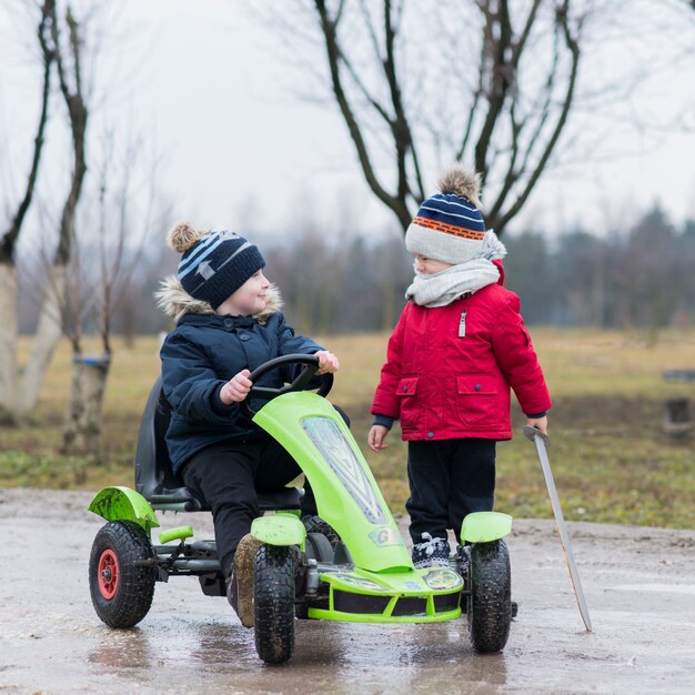 4 Pertimbangan Orang Tua Sebelum Memberikan Mainan Motor Listrik Anak!