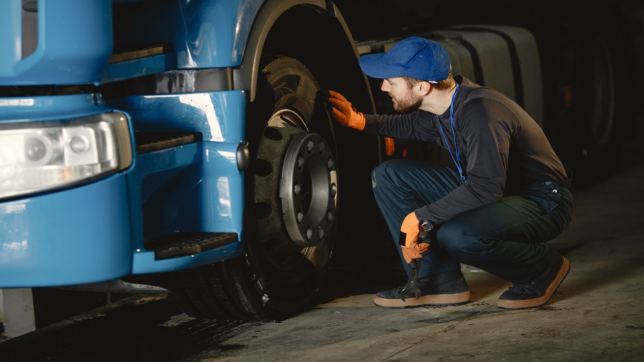 Kenapa Ban Truk Sangat Banyak? Ini Dia Jawabannya!