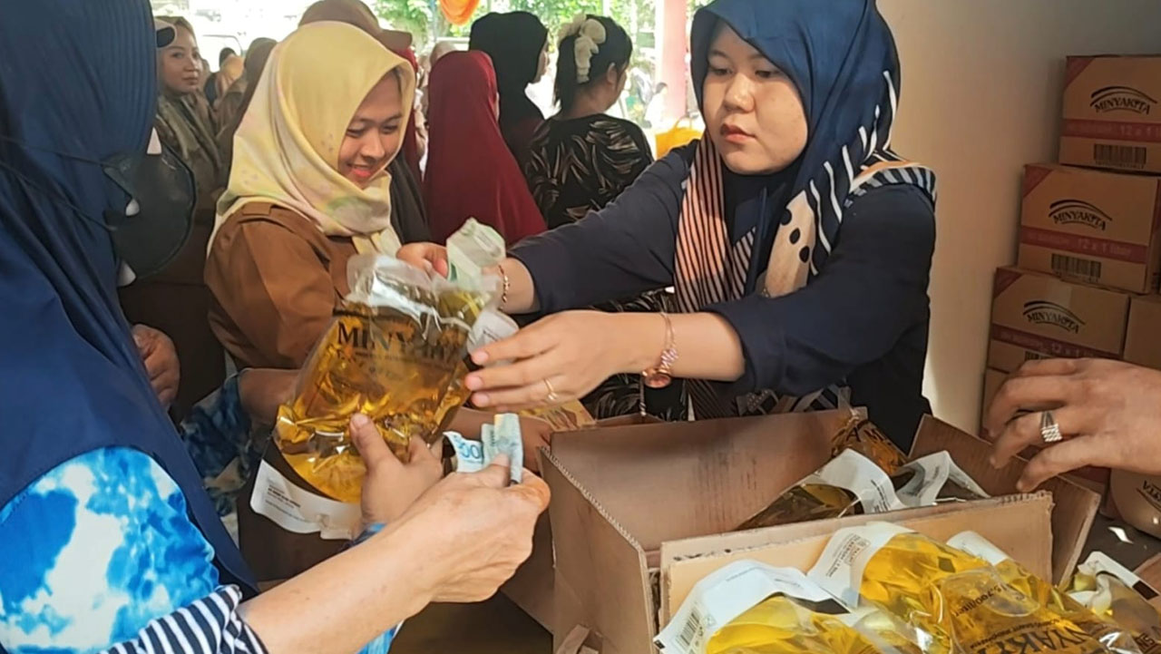 Warga Serbu Minyakita dan Beras SPHP di Pasar Murah Kecamatan Sako
