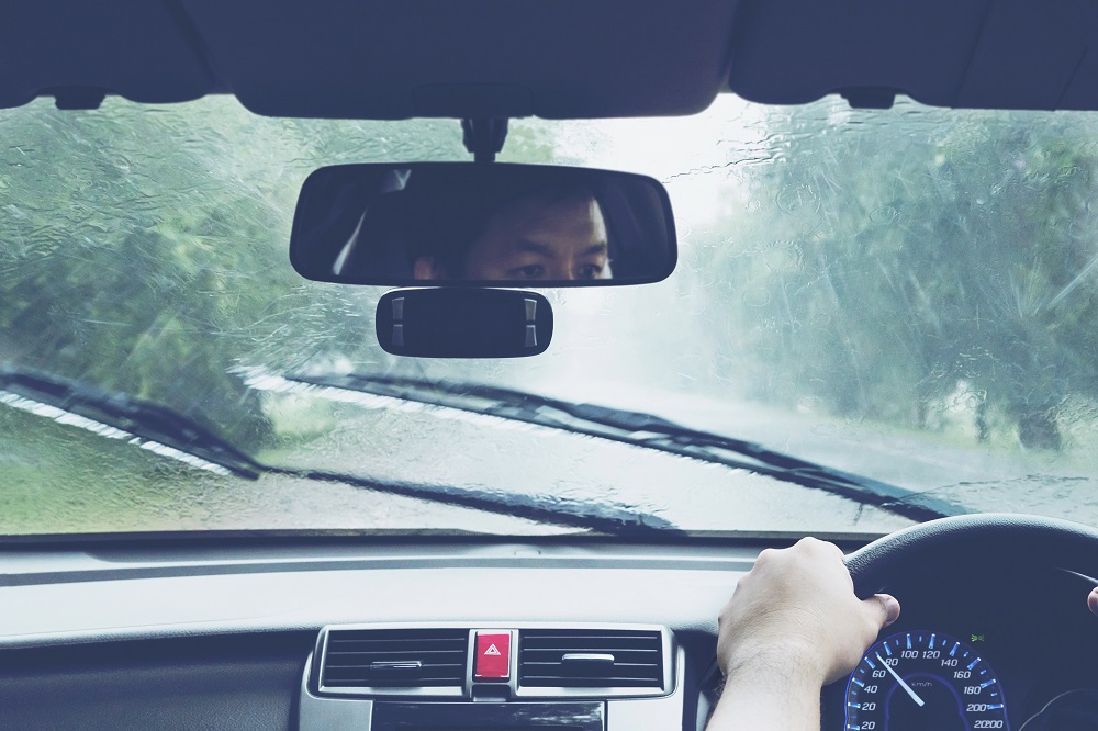 Tips Mengatasi Kaca Mobil Berembun Saat Hujan, Mudah dan Praktis!