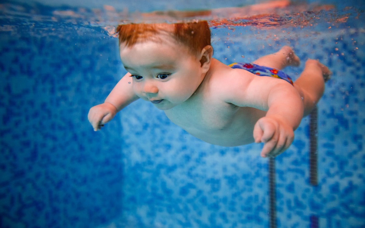 Lagi Trend Popularitas Bayi Belajar Berenang. Sebenarnya Kapan Waktu yang Tepat Untuk Bayi Belajar Berenang?