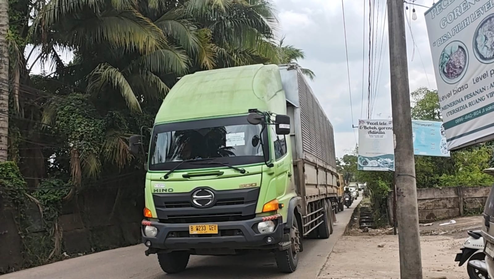 Portal Dilepas, Truk Bertonase Besar Kembali Melintas, Warga Sako Baru Resah