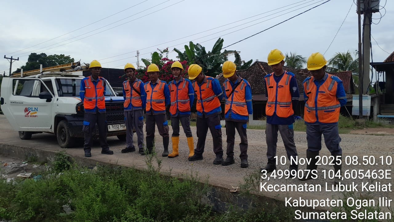 Cegah Listrik Sering Padam, PLN ULP Indralaya Perkuat Jaringan SUTM di Muara Kuang